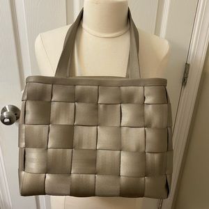 Harvey’s seatbelt bag tan neutral good condition
